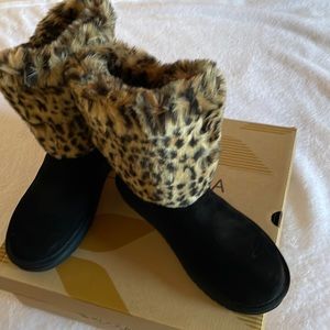SZ 8 NWOT Kookaburra by Ugg Cheetah boots.